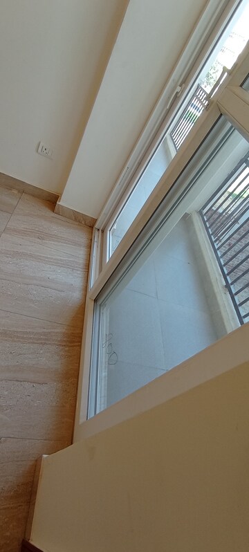 Furnished Amenities in 3 BHK Builder Floor at BPTP District Phase 2, Sector 84 – for Sale