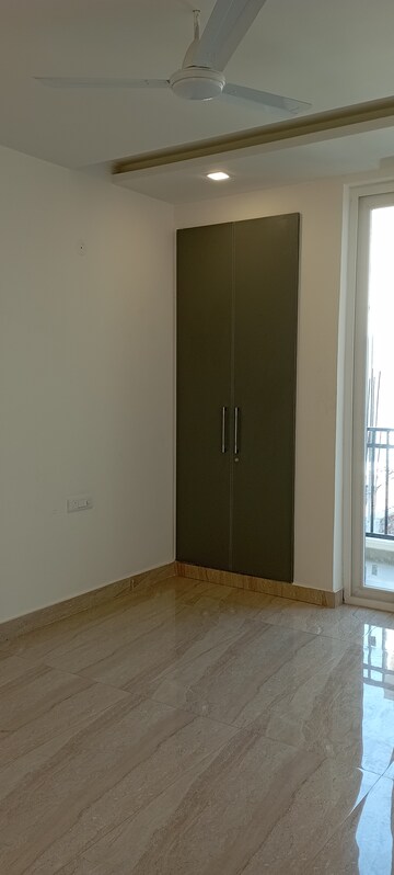 Furnished Amenities in 3 BHK Builder Floor at BPTP District Phase 2, Sector 84 – for Sale