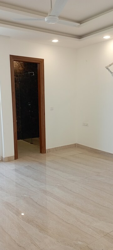 Furnished Amenities in 3 BHK Builder Floor at BPTP District Phase 2, Sector 84 – for Sale