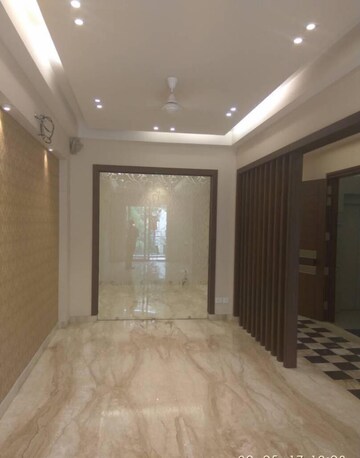 Building Lobby in 3 BHK Builder Floor at Dlf Phase ii – for Rent