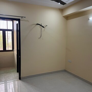 Room in 3.5 BHK Builder Floor at Sector 52 – for Rent