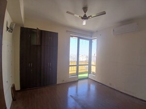 Room in 3 BHK Apartment at Pioneer Park Phase 1, Sector 61 – for Sale