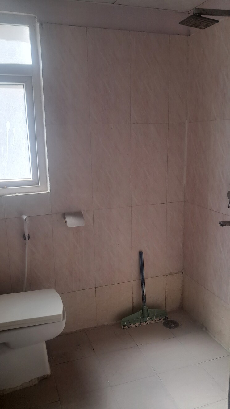 Bathroom, amrapali-princely-estate 4 Bedroom 5215 Sq.Ft. Penthouse In Sector 76 Noida 8488424