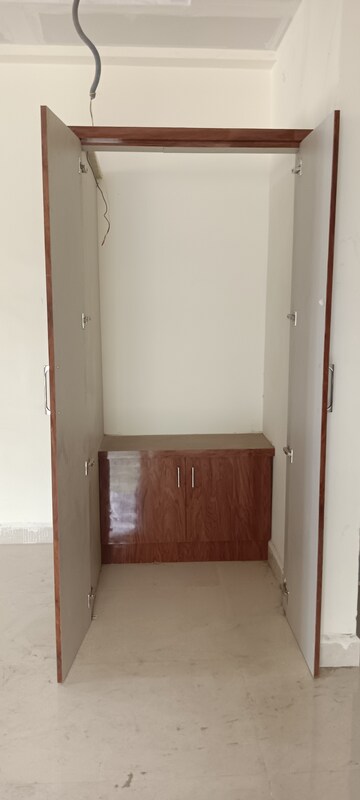 Room in 3 BHK Apartment at Kondapur – for Rent