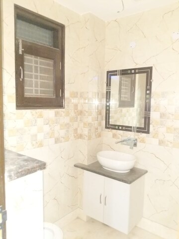 Bathroom in 3 BHK Builder Floor at AS Tower, Sector 45 – for Rent