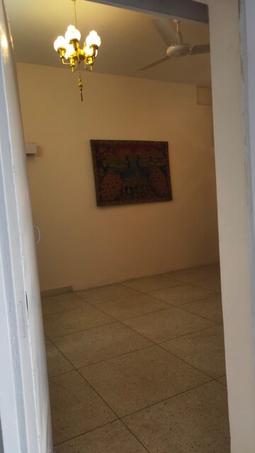Room in 2 BHK Builder Floor at South Extension I – for Rent