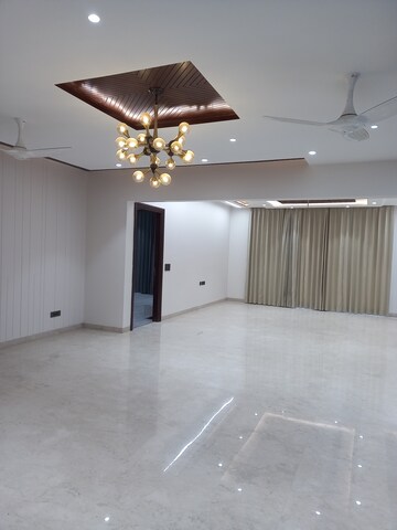 Room in 4 BHK Apartment at Sector 78 – for Sale
