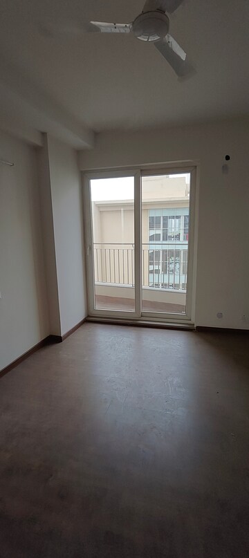 Room in 3 BHK Apartment at BPTP Discovery Park, Sector 80 – for Sale
