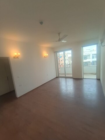 Room in 5 BHK Apartment at DLF Alameda, Sector 73 – for Rent