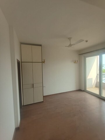 Room in 5 BHK Apartment at DLF Alameda, Sector 73 – for Rent