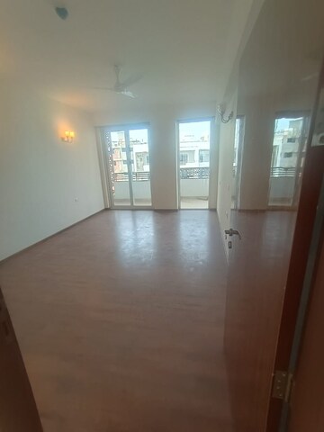 Room in 5 BHK Apartment at DLF Alameda, Sector 73 – for Rent