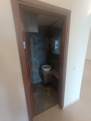 Bathroom in 5 BHK Apartment at DLF Alameda, Sector 73 – for Rent