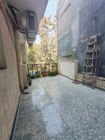 Balcony in 1 BHK Builder Floor at Sushant Vyapaar Kendra, Sector 43 – for Rent