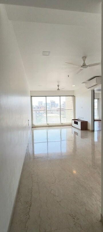 Room in 2 BHK Apartment at Khar West – for Rent