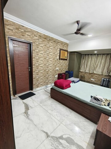 Bedroom in 3 BHK Apartment at Santacruz West – for Rent