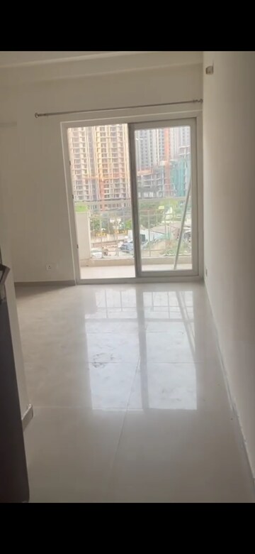 Room in 2.5 BHK Apartment at Antriksh Golf View, Sector 78 – for Rent