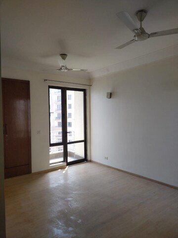 Room in 3 BHK Apartment at Unitech Fresco, Sector 50 – for Rent