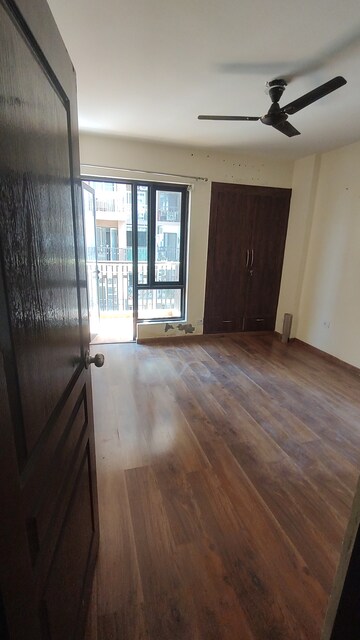Room in 2.5 BHK Apartment at Logix Blossom County, Sector 137 – for Rent