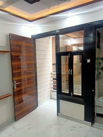 Room in 3 BHK Builder Floor at Dwarka Mor – for Rent