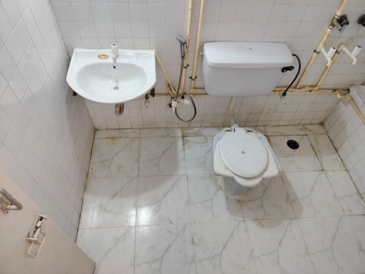 Bathroom, sarita-vihar-pocket-j-rwa 2 Bedroom 929 Sq.Ft. Apartment In Sarita Vihar Delhi 8489518