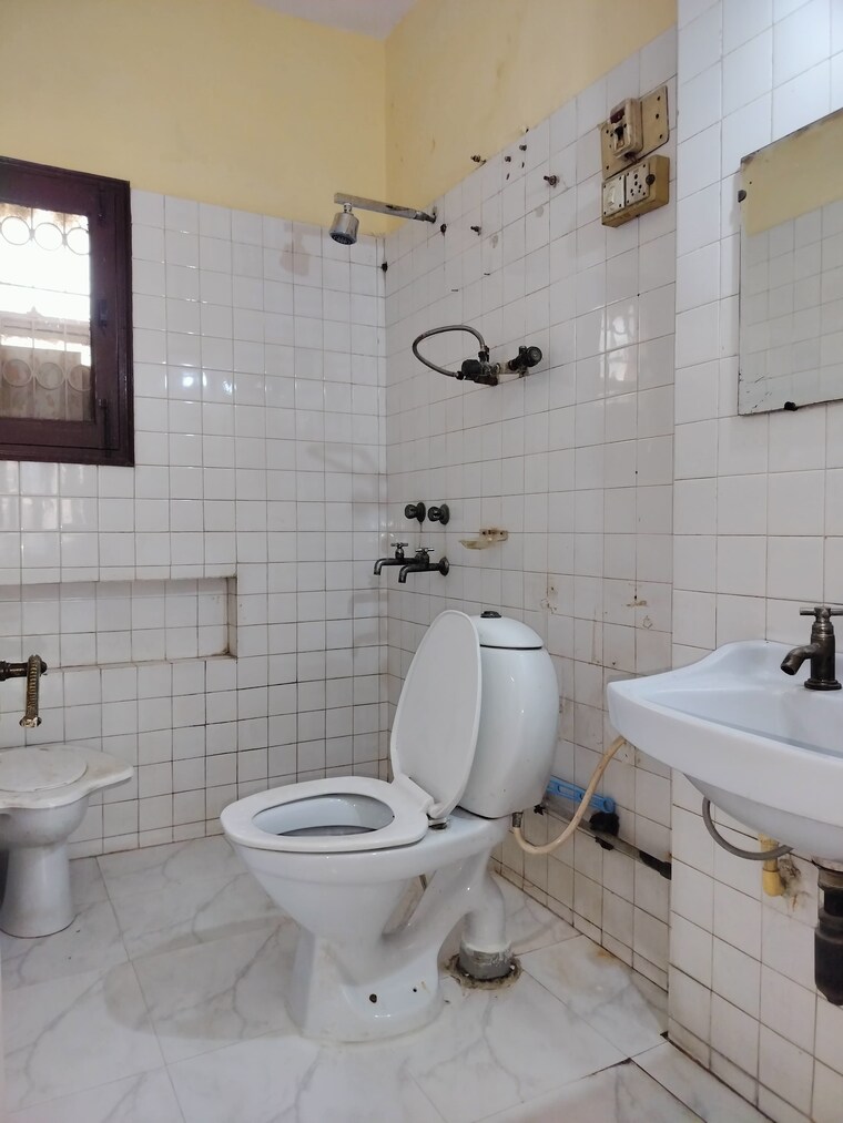 Bathroom, sarita-vihar-pocket-j-rwa 2 Bedroom 929 Sq.Ft. Apartment In Sarita Vihar Delhi 8489518