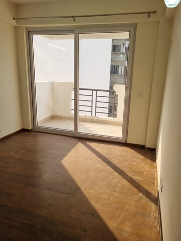 Room in 3 BHK Apartment at Ramprastha City The Edge Towers, Sector 37d – for Rent