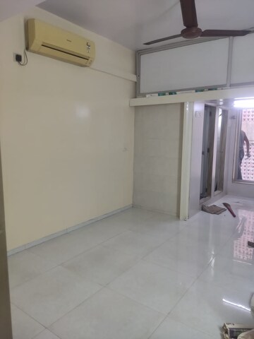 Room in 1 BHK Apartment at Madhuban CHS Mahalaxmi, Mahalaxmi – for Rent
