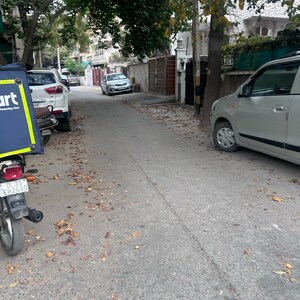 Parking in 3 BHK Builder Floor at Kailash Colony – for Sale