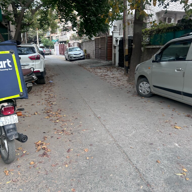  Parking, kailash colony 3 Bedroom 2250 Sq.Ft. Builder Floor In Kailash Colony Delhi 8490057