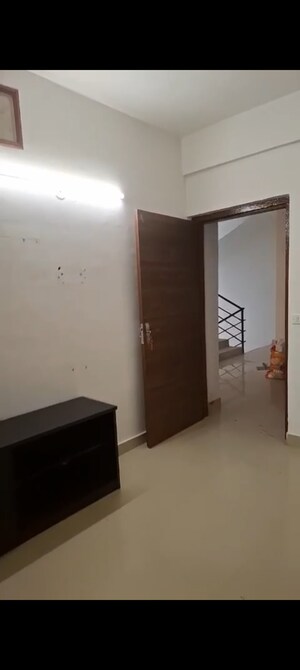 Room in 2 BHK Apartment at Suncity Avenue 76, Sector 76 – for Sale