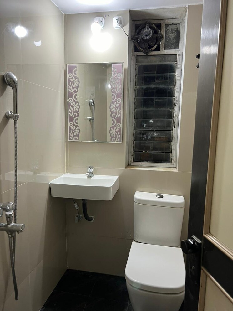 Bathroom, gods-gift-chs-vile-parle-west 2 Bedroom 7500 Sq.Ft. Apartment In Vile Parle West Mumbai 8490405