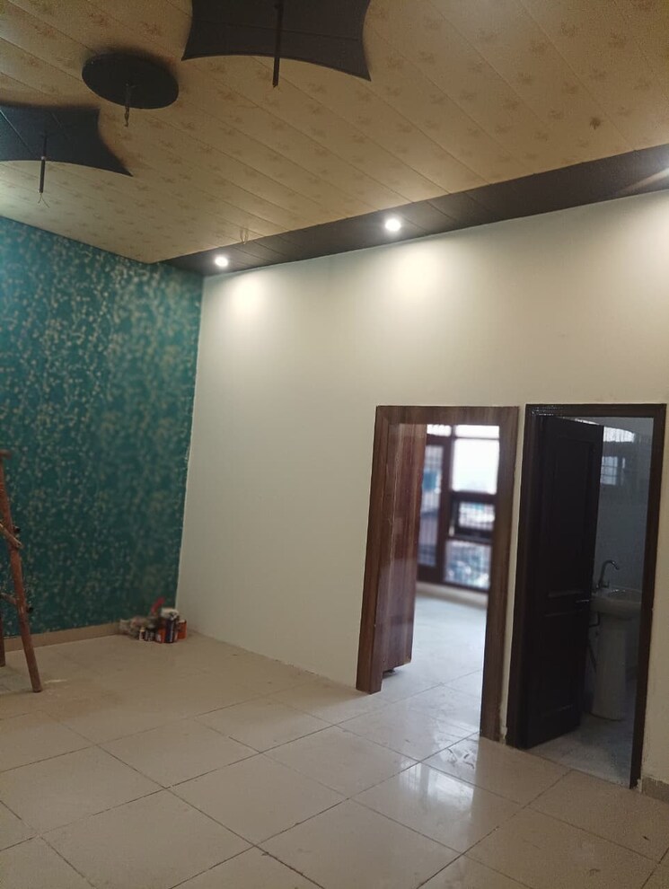 Room, dhakoli village 3 Bedroom 1350 Sq.Ft. Builder Floor In Dhakoli Village Zirakpur 8490401