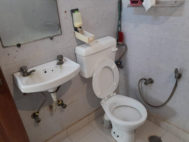 Bathroom, rwa-apartments 6+ Bedroom 450 Sq.Mt. Villa In Sector 31 Noida 8490530