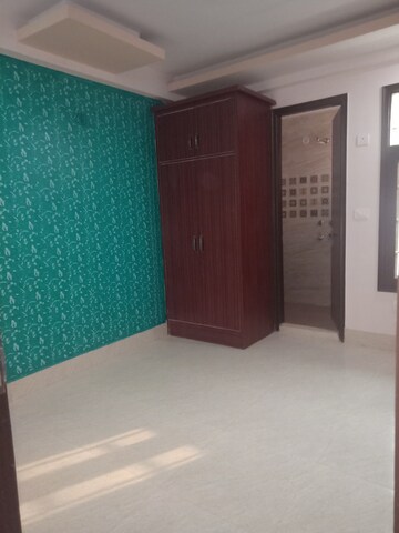 Room in 3 BHK Builder Floor at Shyama Apartments Noida, Sector 49 – for Rent