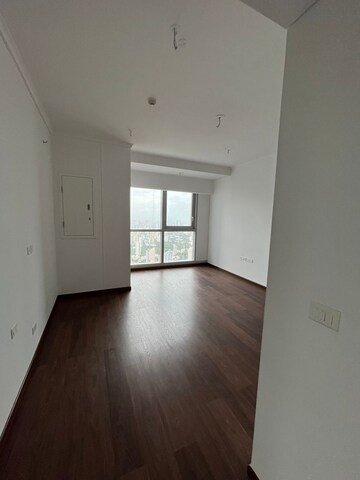 Room in 4 BHK Apartment at Bombay Realty One ICC, Dadar East – for Rent