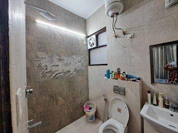 Bathroom in 3 BHK Builder Floor at Ardee City, Sector 52 – for Rent