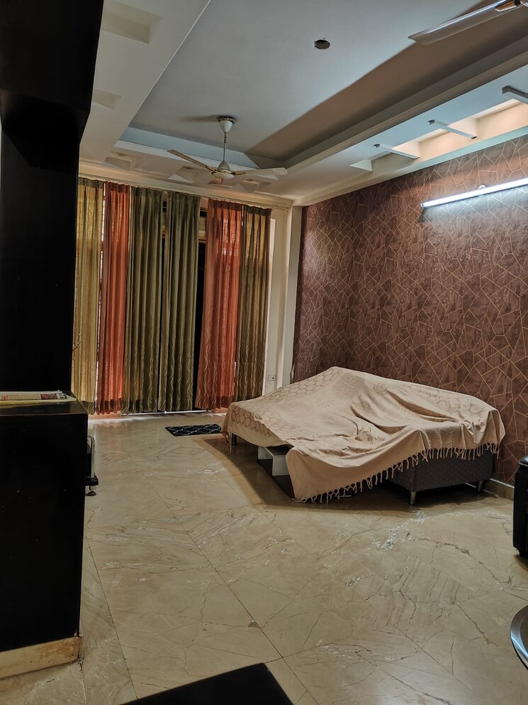 Room, vaishali sector 5 4 Bedroom 207 Sq.Mt. Builder Floor In Vaishali Sector 5 Ghaziabad 8490696