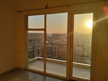 Room in 2.5 BHK Apartment at Ireo Uptown, Sector 66 – for Rent