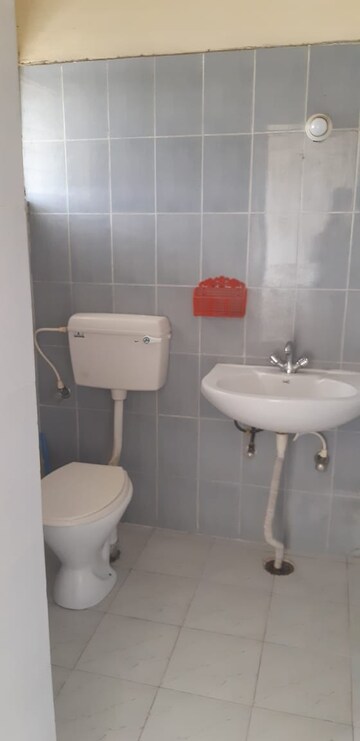 Bathroom in 2.5 BHK Apartment at Alaknanda Apartment Gomti Nagar, Gomti Nagar – for Rent