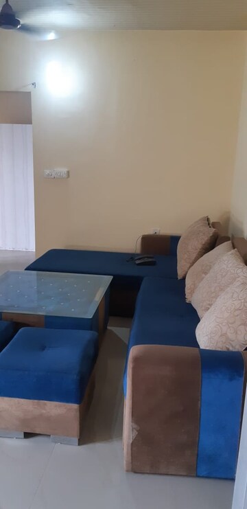 Living Room in 2.5 BHK Apartment at Alaknanda Apartment Gomti Nagar, Gomti Nagar – for Rent