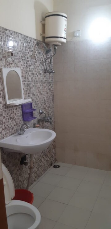 Bathroom in 2.5 BHK Apartment at Alaknanda Apartment Gomti Nagar, Gomti Nagar – for Rent