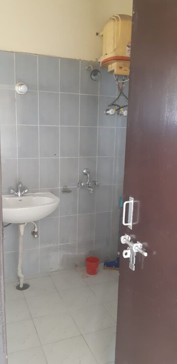 Bathroom in 2.5 BHK Apartment at Alaknanda Apartment Gomti Nagar, Gomti Nagar – for Rent