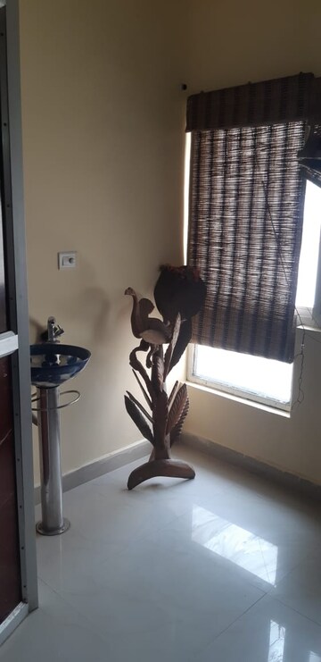 Staircase in 2.5 BHK Apartment at Alaknanda Apartment Gomti Nagar, Gomti Nagar – for Rent