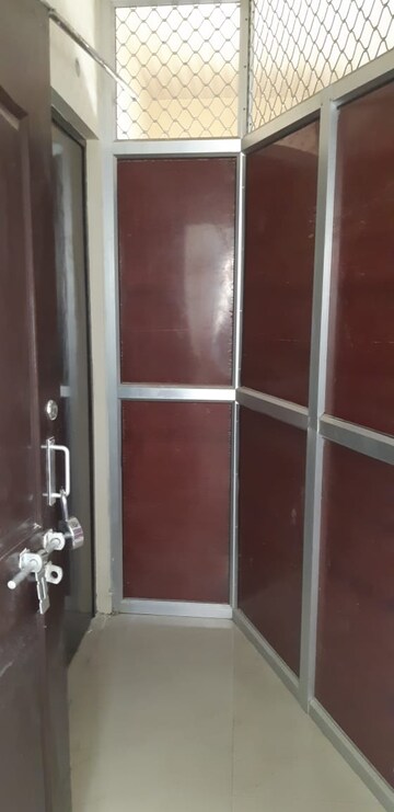 Furnished Amenities in 2.5 BHK Apartment at Alaknanda Apartment Gomti Nagar, Gomti Nagar – for Rent