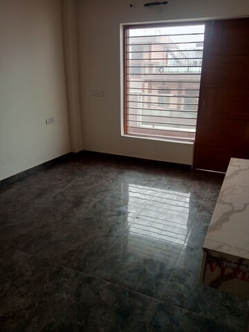 Room in 3 BHK Builder Floor at Sector 85 – for Rent