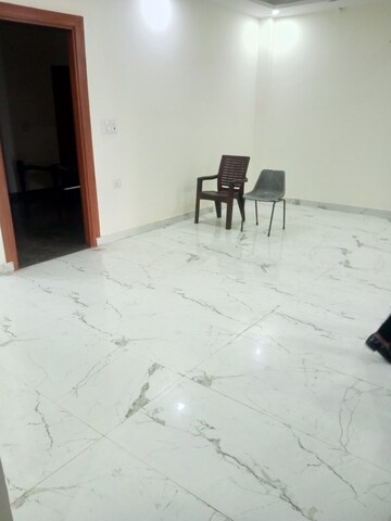 Room in 3 BHK Builder Floor at Sector 85 – for Rent