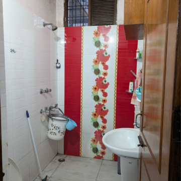 Bathroom in 2.5 BHK Villa at Sector 21 – for Rent