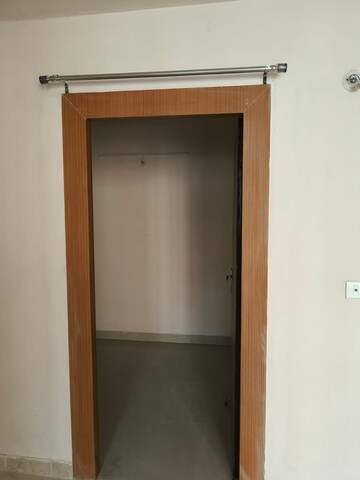 Room in 2.5 BHK Apartment at Amrapali Golf Homes, Sector 4, Greater Noida – for Rent