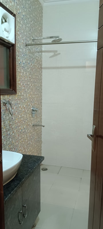 Furnished Amenities in 3 BHK Builder Floor at Raja Garden, Sector 19 – for Rent
