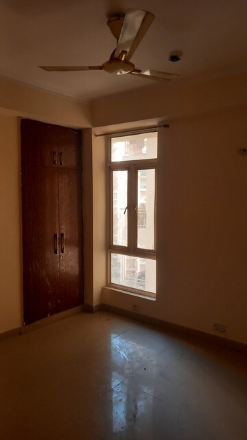Room in 3 BHK Apartment at Supertech Ecovillage II, Sector 16b Greater Noida – for Rent